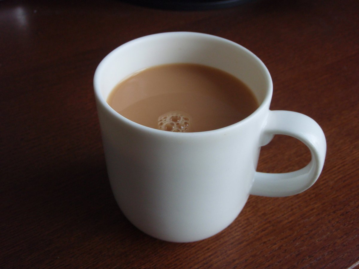 陶瓷馬克杯裝盛奶茶的場景
