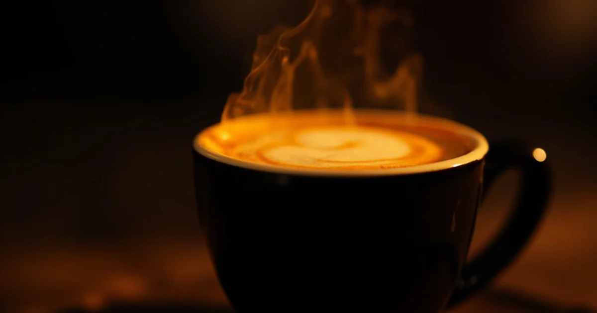 咖啡界面活性劑科學：Crema 形成機制與風味釋放的微觀秘密