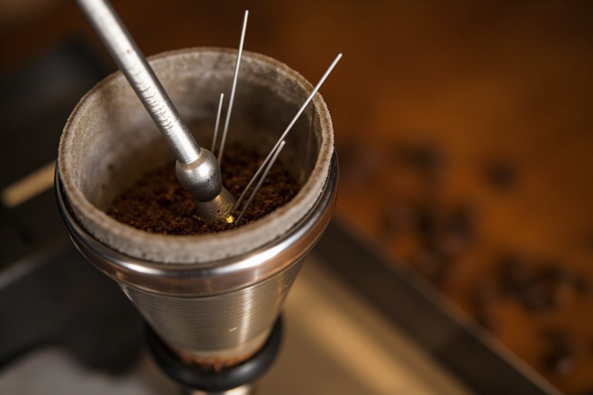 WDT 細針工具在 portafilter 中繞圈攪拌咖啡粉的特寫