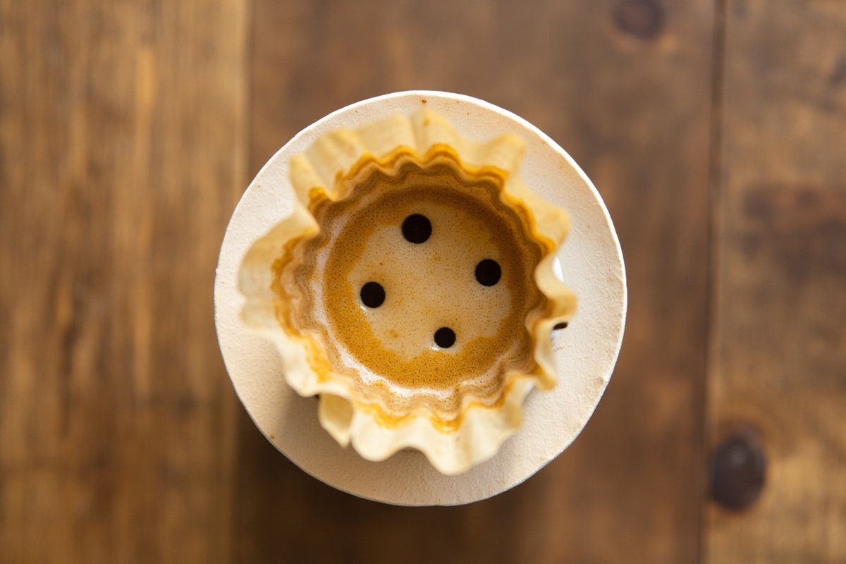 Kalita Wave 平底圓盤濾杯俯拍,清楚可見三個圓孔與波浪狀濾紙