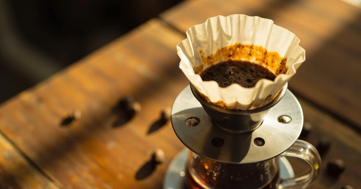 Kalita Wave 沖煮完全指南：三孔平底濾杯的甜感秘密與 V60 差異解析