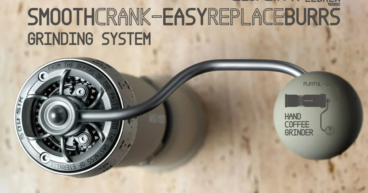 機械龐克裡的精品咖啡魂｜LEBREW × SOU SIK P-1 行星齒輪手搖磨豆機．噴粉沙漠黃雙刀盤完整解析