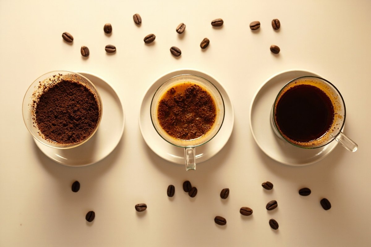 不同萃取階段的咖啡粉床變化，由左至右呈現：新鮮豆子悶蒸時的高膨脹、養豆充足豆子的標準悶蒸、以及完全排氣後的老豆幾乎不膨脹