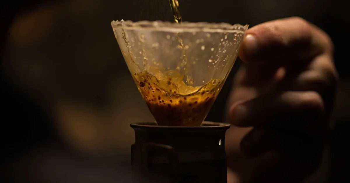 手沖咖啡的攪拌與擾流科學：如何用一股水流喚醒咖啡的完整風味