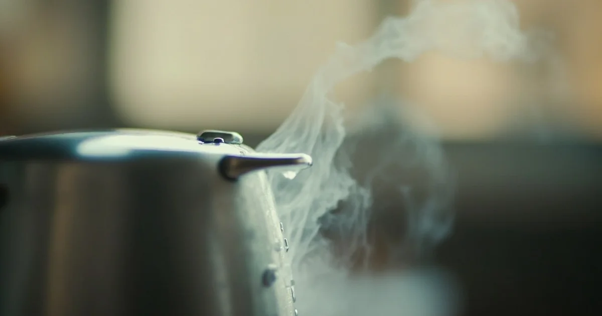 手沖咖啡水溫降溫管理：三段降溫對萃取的影響與實戰控制術