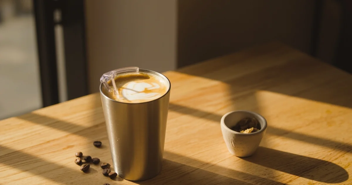 隨身咖啡杯材質完全指南:不鏽鋼、陶瓷、鈦金屬、玻璃、塑膠保溫杯對咖啡風味的影響