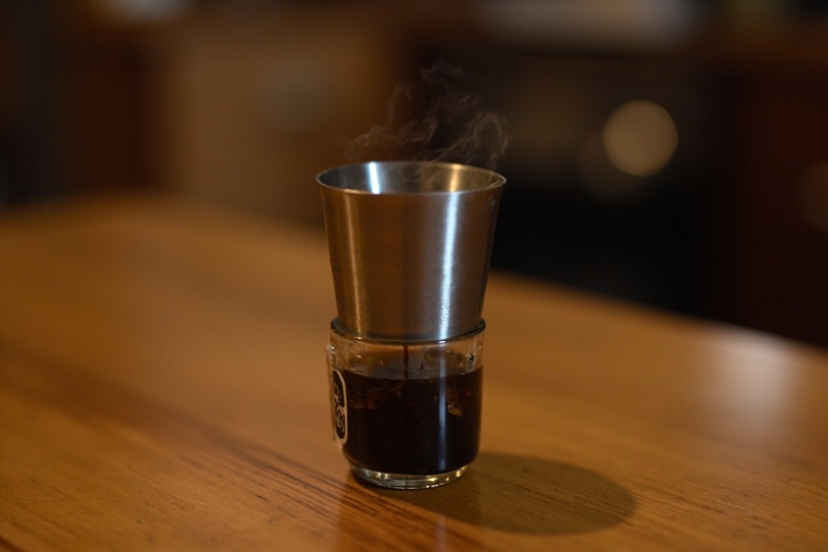 越南蛋咖啡杯中呈現淡黃色綿密奶泡